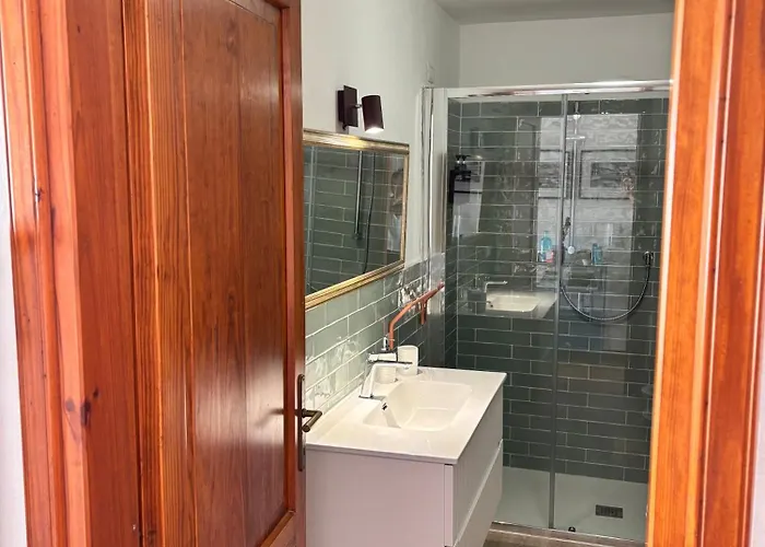 Cozy With Loft Near Town & Sea * לה מדלנה