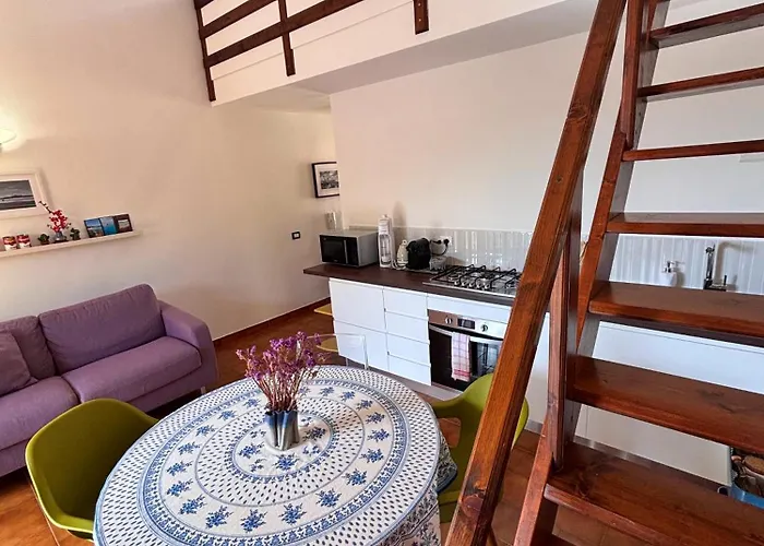 דירה Cozy With Loft Near Town & Sea *