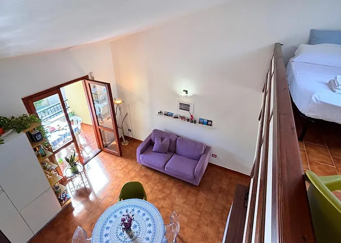 דירה Cozy With Loft Near Town & Sea