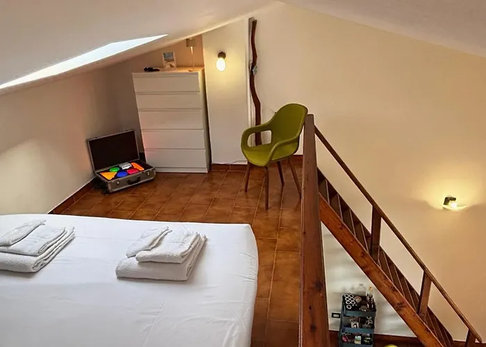 Cozy With Loft Near Town & Sea