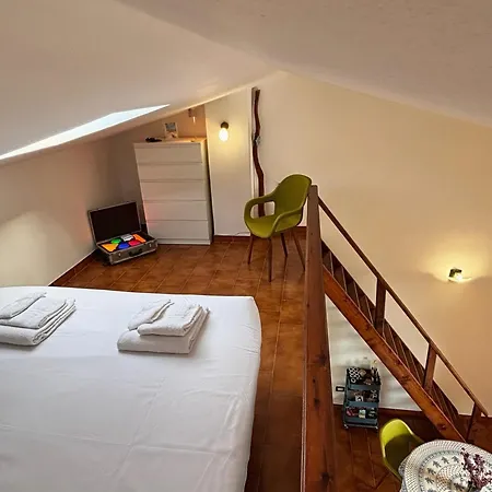 Cozy With Loft Near Town & Sea